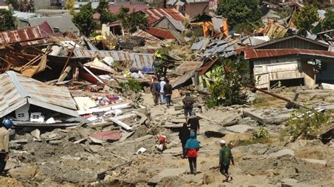 Entierros en masa en Indonesia tras el sismo y el tsunami