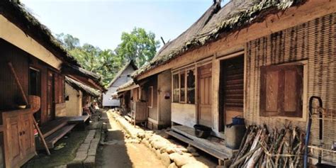 Dibalik Cerita Bangunan Adat Kampung Naga, Rumah Tradisional Sunda Tahan Gempa - Semua Halaman ...