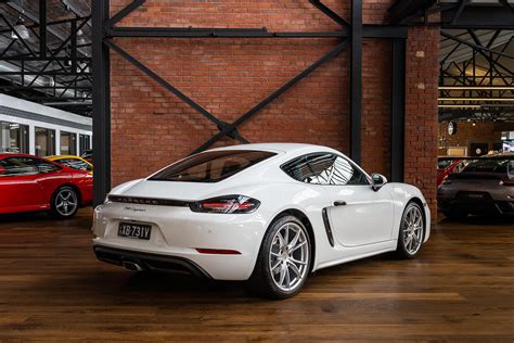 Porsche 718 Cayman White (25) - Richmonds