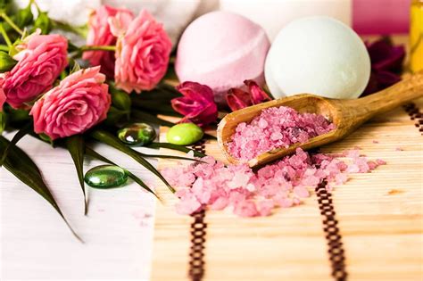 What Are the Benefits of Rose Oil and How to Use it? - Stunning ...