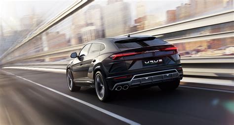 Lamborghini Urus Black Wallpaper