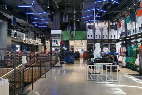 The MLB’s new flagship store in NYC looks like baseball Valhalla | Golf News and Tour ...