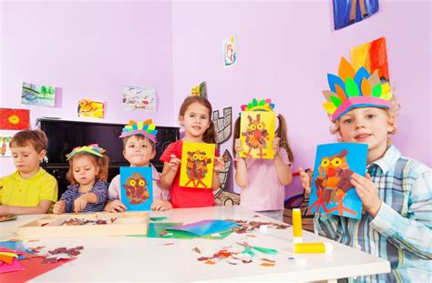 Los Niños Muestran Sus Artes En Clase De La Creatividad Foto de archivo ...