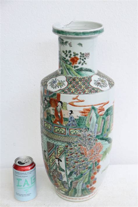 A Famille Rose Porcelain Vase Auction