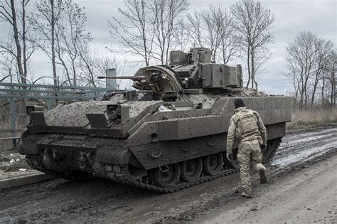 Bradley Fighting Vehicles are taking out modern tanks in Ukraine - Task & Purpose