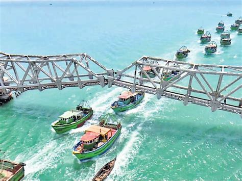 Opening the Pamban Bridge after 85 days; 80 ships out | 85 दिन बाद खुला पंबन ब्रिज; 80 जहाज ...