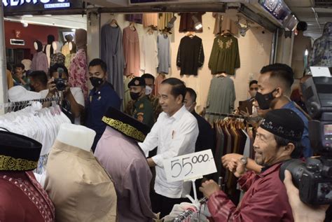 Jokowi going 'maskless' in visit to Tanah Abang Market - Politics - The ...