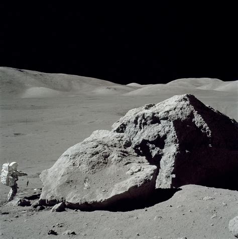 File:Moon-apollo17-schmitt boulder.jpg - Wikipedia