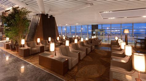 London Heathrow Terminal 2 (The Queen’s Terminal) focus on retail… The ...