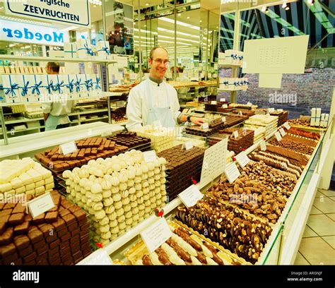 BELGIUM BRUGES BELGIAN CHOCOLATE SHOP Stock Photo - Alamy