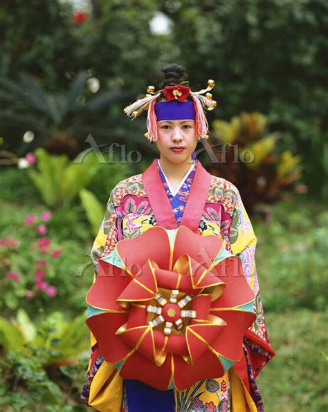 沖縄県 琉球舞踊の衣装を着た女性 [124513]の写真素材 - アフロ