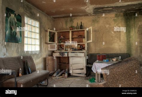 Run-down dilapidated hut Stock Photo - Alamy