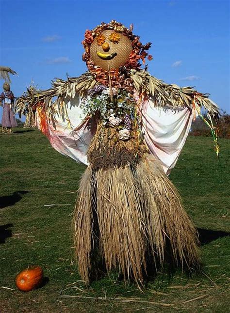 Scarecrow Ideas_Hula Dancer Scarecrow | Homesteading Simple Self Sufficient Off-The-Grid ...