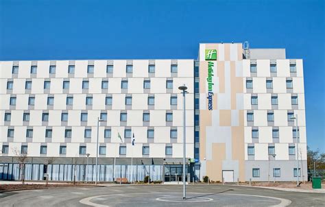 Holiday Inn Express Aberdeen Airport, Dyce : hotel during the day ...