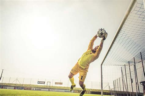 Goalkeeper training in football: exercises & tips from the coach