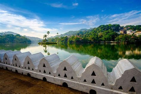 Kandy Lake | Attractions in Kandy | Ceylon Pages