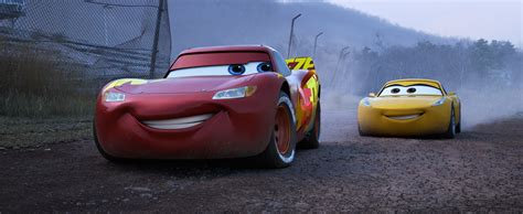 Lightning McQueen in Cars 3 - HD Wallpaper