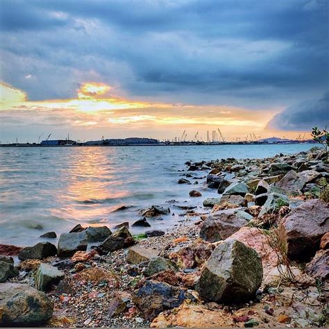 11 Pantai di Batam Paling Indah Bikin Betah Liburan