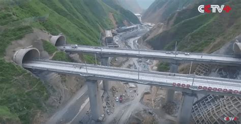 Railway Tunnel with China's Biggest Cross Section Completed