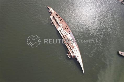 Saddam's rusting yacht serves as picnic spot for Iraqi fishermen - The Fiji Times