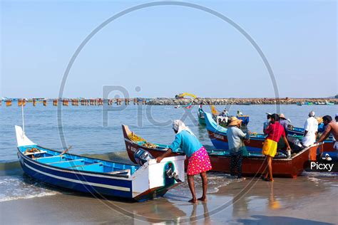 Image of Fishing in the harbour-CW220249-Picxy