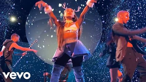 Ariana Grande - Santa Tell Me (Live at The Sweetener World Tour) - YouTube