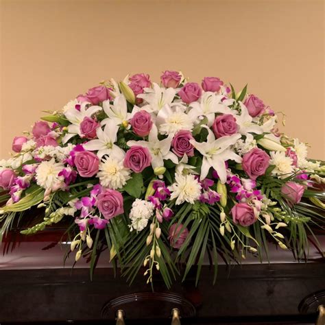 Casket Sprays - Lily's Florist