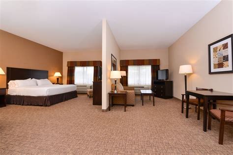 HOLIDAY INN EXPRESS® & SUITES BRIDGEPORT CLARKSBURG WV - Bridgeport WV 20 Sweetbrier Lane 26330