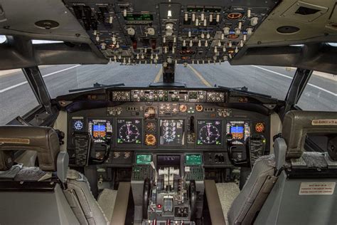 Een rondje door de cockpit van de Boeing 737NG - SimFlying