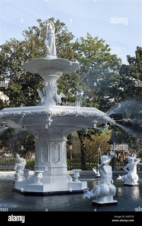 Forsyth Fountain in Forsyth Park, Savannah Georgia Stock Photo - Alamy