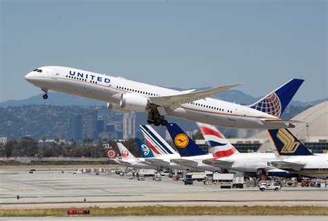 United Airlines Is Finally Bringing the Boeing 787 Back to Chicago ...