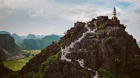 Mua Caves in the Ninh Bình province of Vietnam (© Cavan Images/Offset) | Ninh binh province ...