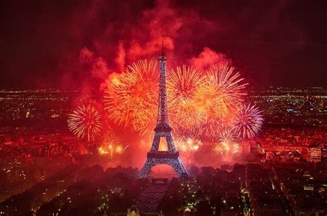 New Year fireworks in Paris | Fireworks wallpaper, Tour eiffel, Eiffel tower