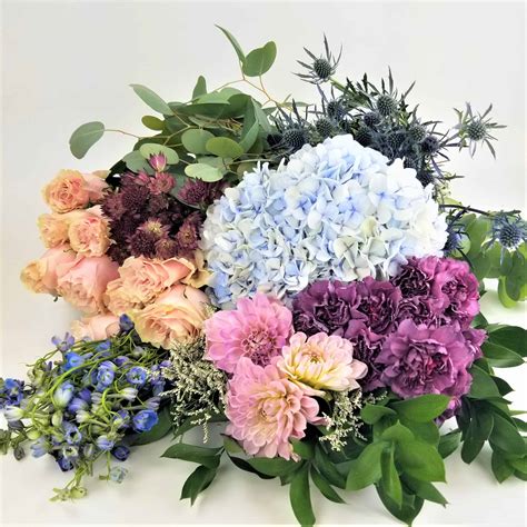 Soft Surrounding - Luxury Mix - Wholesale Bulk Flowers - Cascade Floral