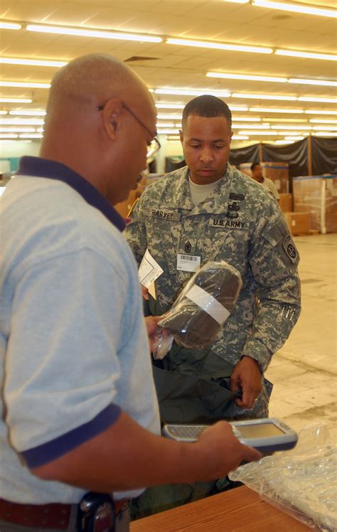 DVIDS - Images - 750,000th Soldier Receives RFI Mission-Essential Equipment [Image 2 of 4]