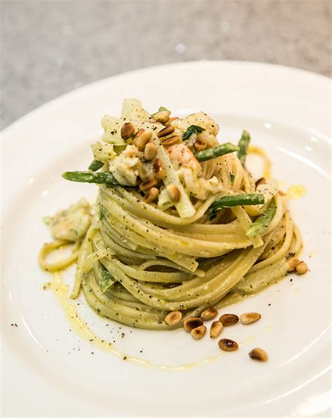 Bavette pasta with prawns, pesto Genovese, potatoes and green beans ...