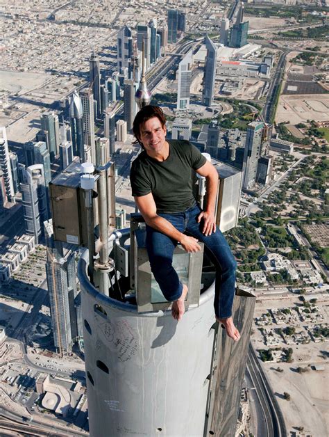 Tom Cruise on the very tip of Burj Khalifa during filming of Mission ...