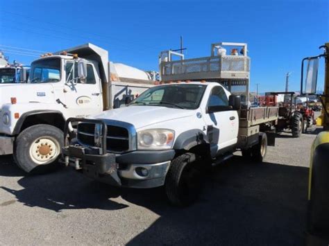 2009 DODGE RAM 5500 FLATBED W/ HOIST #56997 WHITE | Live and Online Auctions on HiBid.com