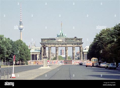 The Berlin Wall at the Brandenburg Gate in 1989 Stock Photo - Alamy