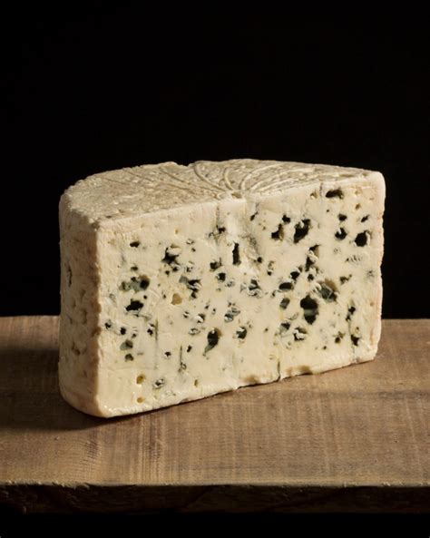 Roquefort artisanal AOP - Famille Carles | Fromageries Philippe Olivier