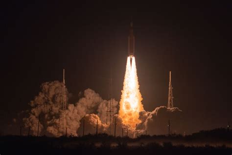 NASA gets its mojo back with a stunning nighttime launch of the SLS ...