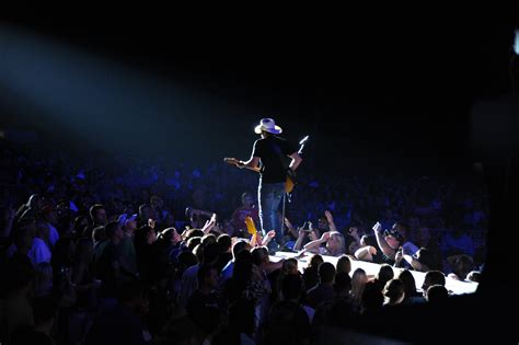 File:US Navy 110908-N-DG679-040 Country music star Brad Paisley performs to more than 11,000 ...