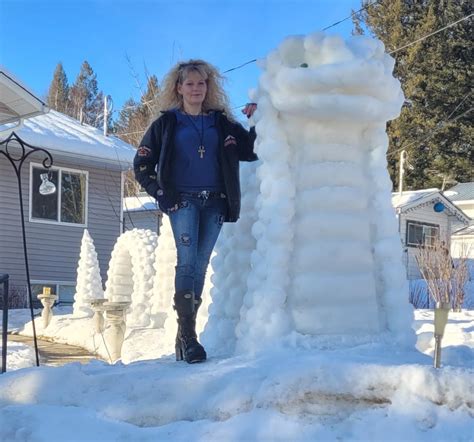 Quesnel, B.C. Ogopogo ice sculpture captures attention of people far and wide | Globalnews.ca