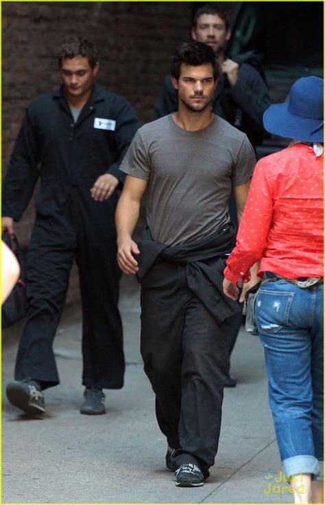 Taylor Lautner Films 'Tracers' in NYC's Midtown | Photo 578334 - Photo Gallery | Just Jared Jr.