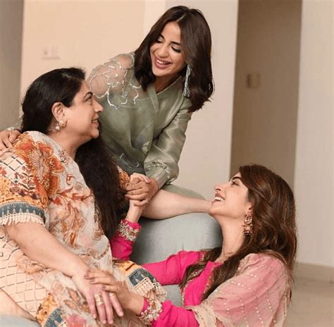 Kinza Hashmi Family Pics – Mother, Sister, Husband, Father | Showbiz Hut