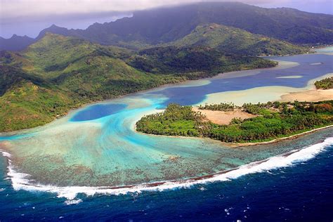 White sandy beaches, coral islands, lush vegetation and colourful fish... Huahine lagoon is one ...