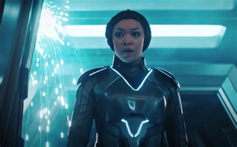 See Star Trek: Discovery’s New Uniforms, Some Of Them Look Like Tron | GIANT FREAKIN ROBOT