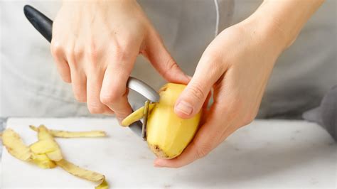 To Peel Potatoes In A Flash, Simply Grab A Fork