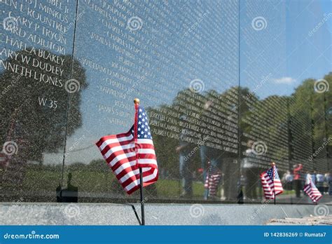 The Vietnam Veterans Names Memorial Wall Editorial Stock Image - Image of north, dead: 142836269