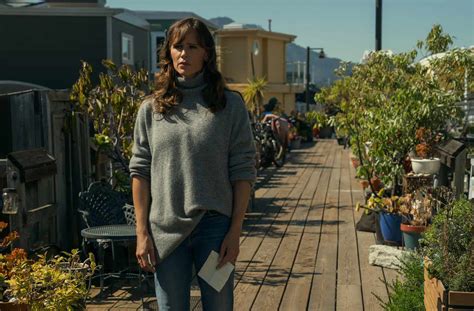 Jennifer Garner Runs Down Clues About Her Missing Husband in Twisty ...